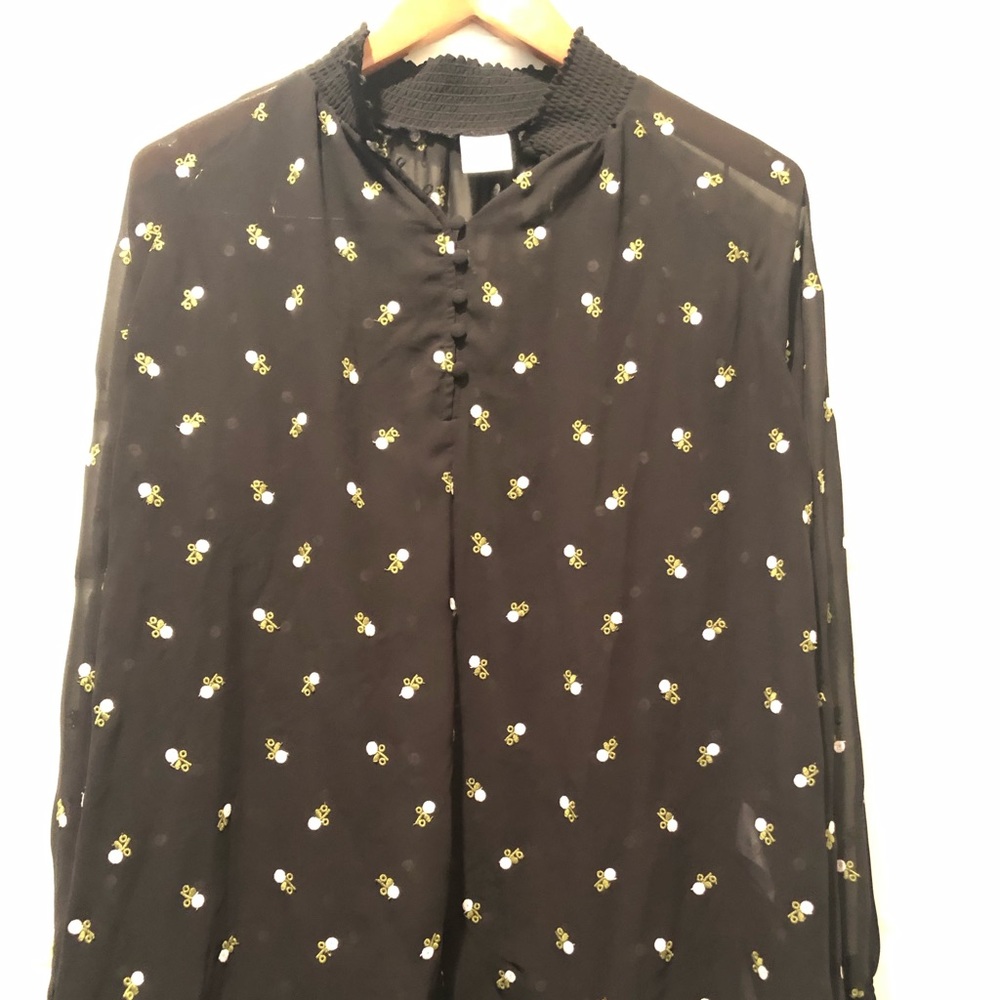 EUC Cabi medium Embroidered blouse Style #5338